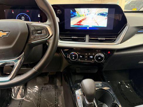 Used 2025 Chevrolet Trax LT w/ LT Convenience Package FWD image 17