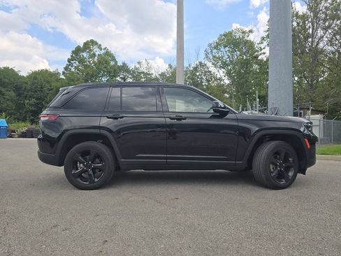 Used 2023 Jeep Grand Cherokee Altitude AWD/4WD image 14