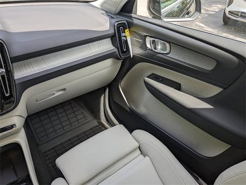 New 2025 Volvo XC40 B5 Ultra image 18