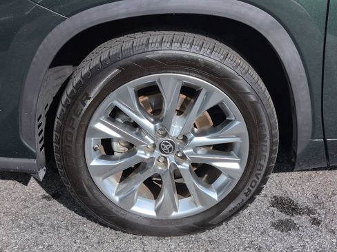 Used 2023 Toyota Highlander Limited FWD image 11