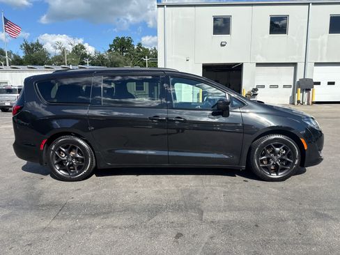 Used 2019 Chrysler Pacifica Touring Plus w/ S Appearance Package FWD image 2