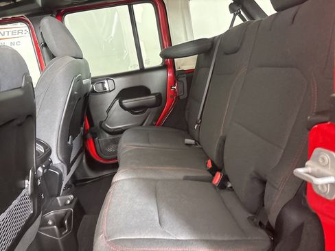 Used 2025 Jeep Wrangler Unlimited Rubicon AWD/4WD image 19