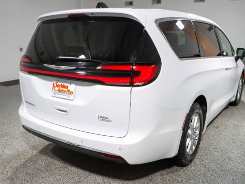 Used 2023 Chrysler Pacifica Touring-L FWD image 7