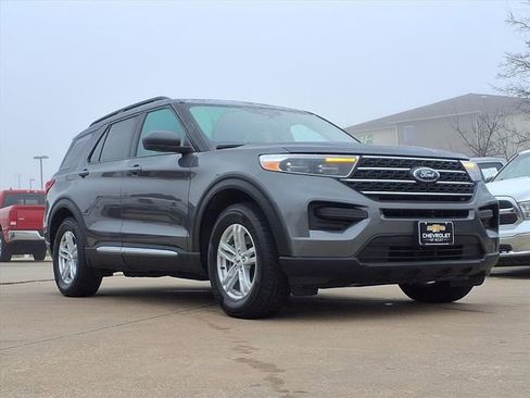 Used 2022 Ford Explorer XLT image 3