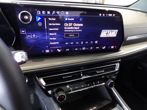 Used 2024 Chevrolet Traverse LT w/ Enhanced Driving Package image 14