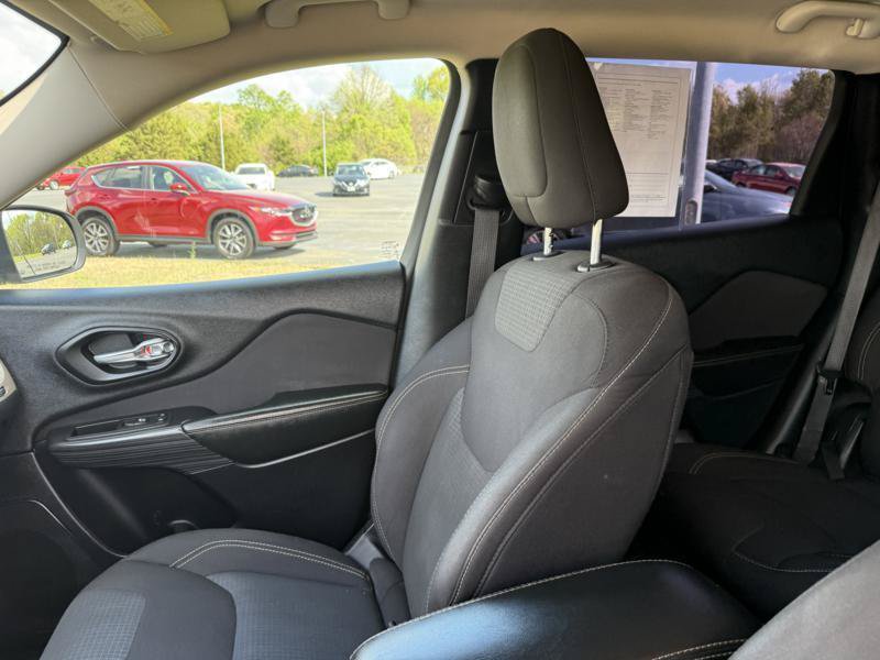 Used 2017 Jeep Cherokee Latitude w/ Safety/Convenience Group FWD image 16