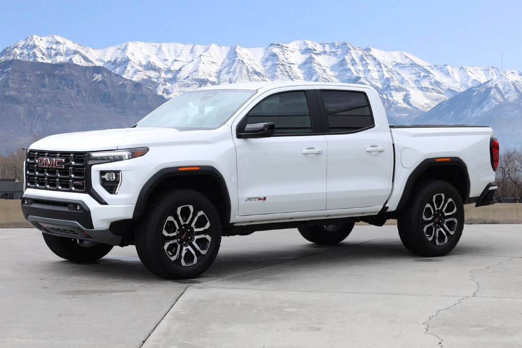 Used 2025 GMC Canyon AT4 w/ Nightfall Edition AWD/4WD image 2