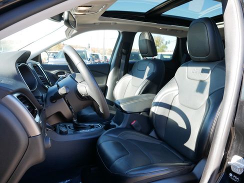 Used 2022 Jeep Cherokee Limited image 14