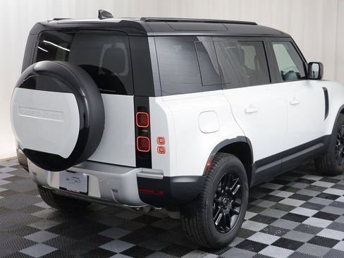 Used 2025 Land Rover Defender 110 S image 19