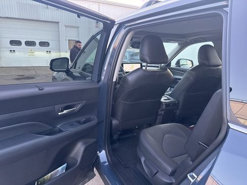 Used 2025 Toyota Grand Highlander AWD image 10