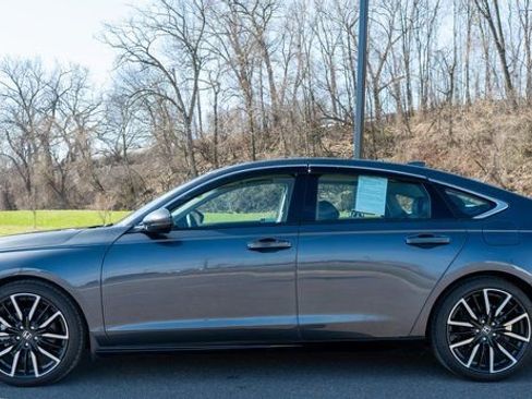 Used 2023 Honda Accord Touring image 9