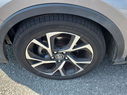Used 2019 Toyota C-HR Limited FWD image 12
