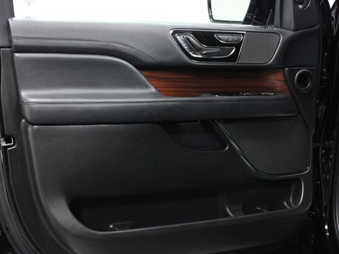 Used 2023 Lincoln Navigator L 2WD image 11