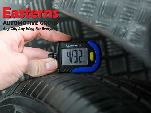 Used 2023 Chrysler Pacifica Touring-L image 28