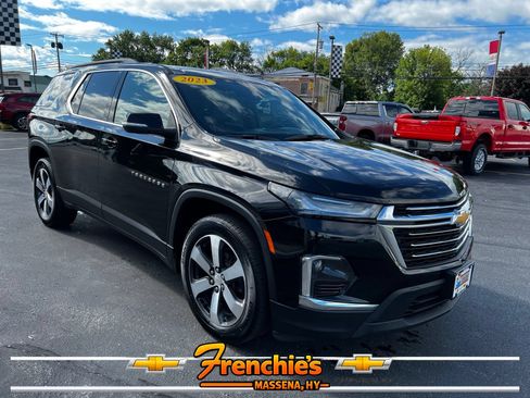 Used 2023 Chevrolet Traverse LT w/ LT Premium Package AWD/4WD image 3