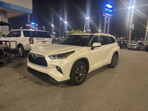 Used 2021 Toyota Highlander XLE image 3