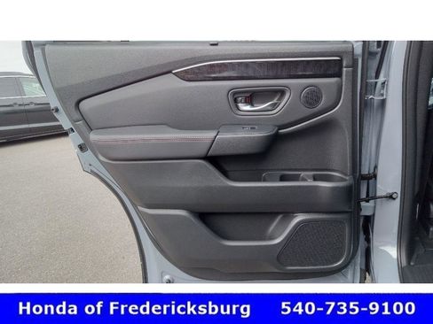 Certified 2025 Honda Pilot Black Edition image 33