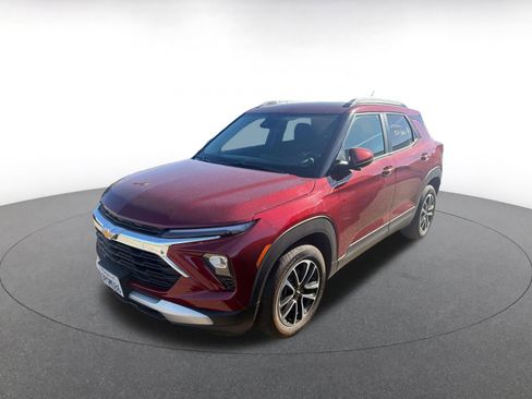 Used 2025 Chevrolet TrailBlazer LT image 2