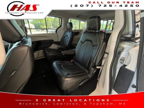 Used 2023 Chrysler Pacifica Touring-L FWD image 12