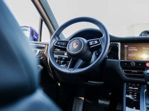 Certified 2025 Porsche Macan image 25