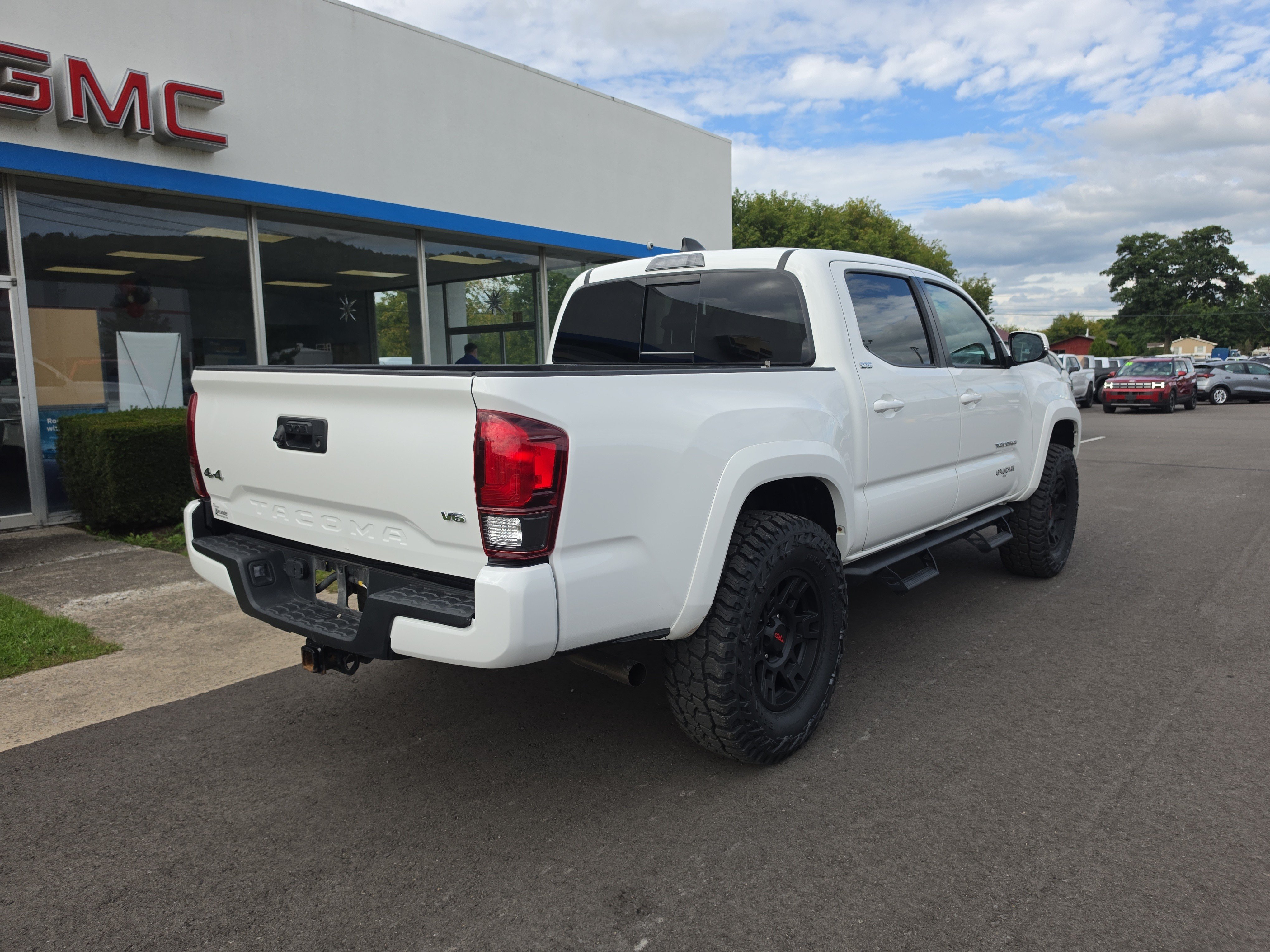 Used 2022 Toyota Tacoma SR5 w/ Technology Package AWD/4WD image 3