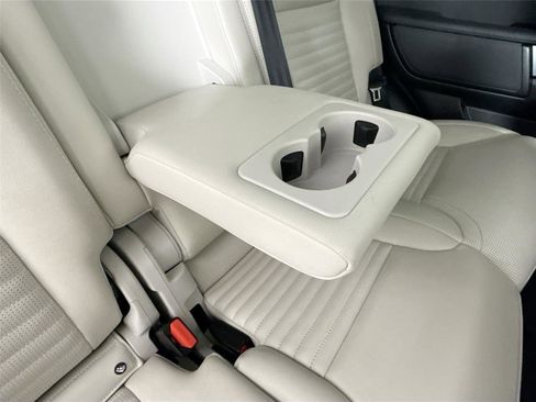 Used 2024 Land Rover Discovery S image 44