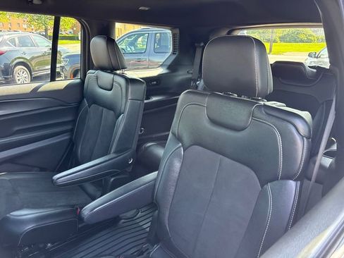 Used 2024 Jeep Grand Cherokee L Altitude AWD/4WD image 8