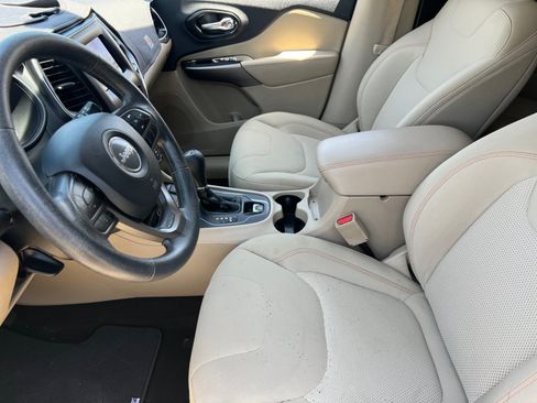 Used 2019 Jeep Cherokee Latitude w/ Popular Appearance Group AWD/4WD image 14