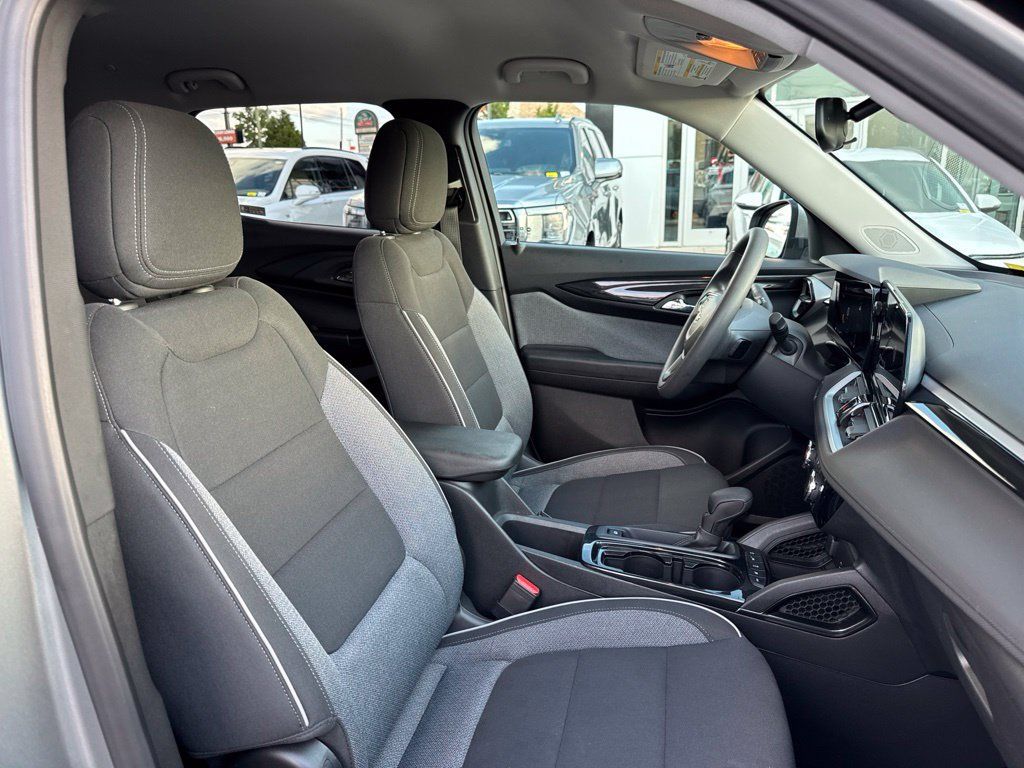 Used 2025 Chevrolet TrailBlazer LT AWD/4WD image 19