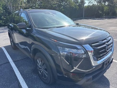 Used 2024 Nissan Pathfinder SV image 3