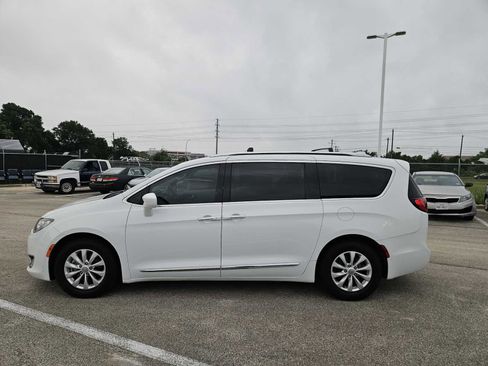 Used 2018 Chrysler Pacifica Touring-L Plus FWD image 4