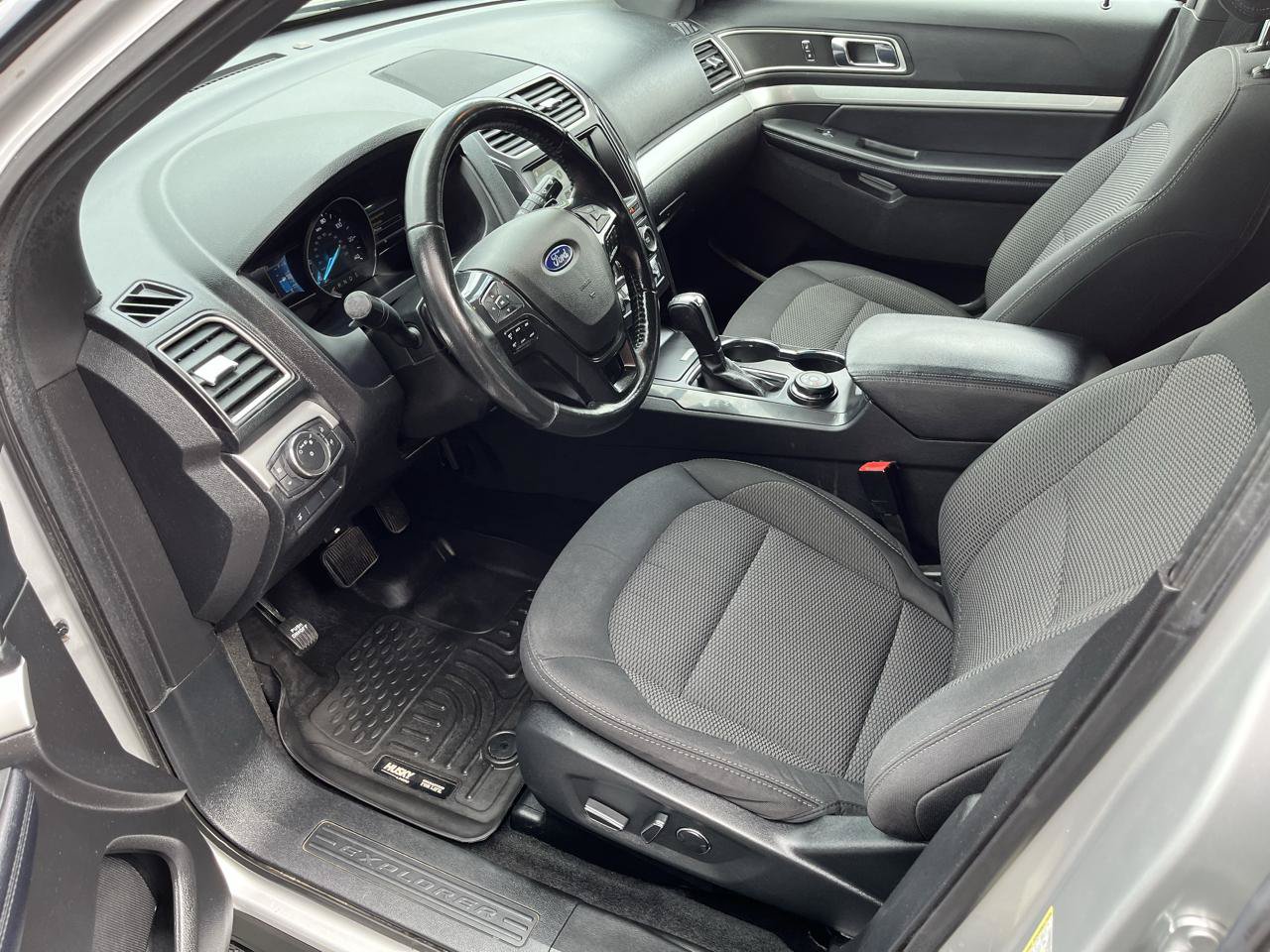 Used 2017 Ford Explorer XLT w/ Equipment Group 201A AWD/4WD image 18