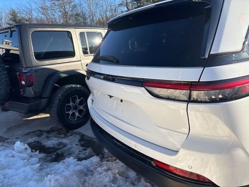 Used 2023 Jeep Grand Cherokee Altitude image 4