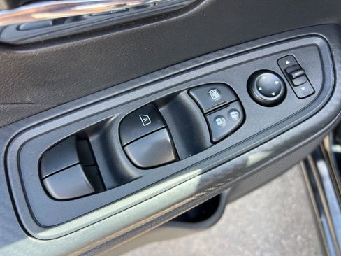 Used 2024 Nissan Versa SV FWD image 10