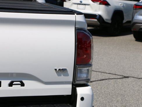 Used 2020 Toyota Tacoma TRD Off-Road w/ TRD Premium Off Road Package AWD/4WD image 7