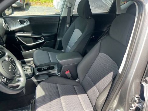 Used 2025 Kia Soul LX w/ LX Technology Package FWD image 22
