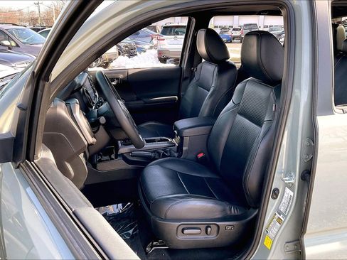 Used 2022 Toyota Tacoma TRD Sport w/ TRD Premium Sport Package image 8