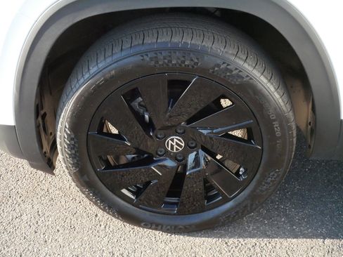 Certified 2025 Volkswagen Atlas SE w/ Black Wheel Package image 15