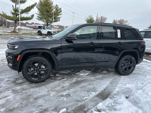 New 2025 Jeep Grand Cherokee Limited w/ Black Appearance Package AWD/4WD image 17
