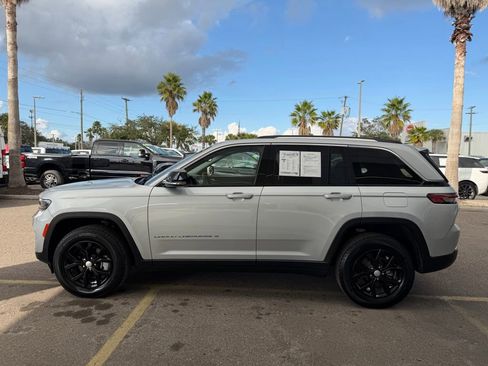 Certified 2023 Jeep Grand Cherokee Limited image 3