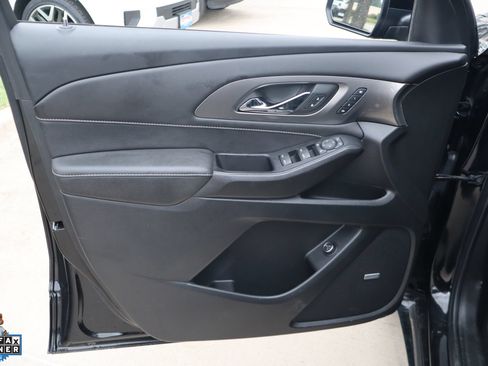 Used 2023 Chevrolet Traverse Premier FWD image 12