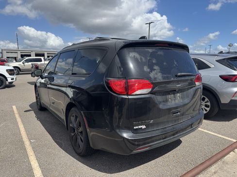 Used 2019 Chrysler Pacifica Touring-L w/ S Appearance Package FWD image 3