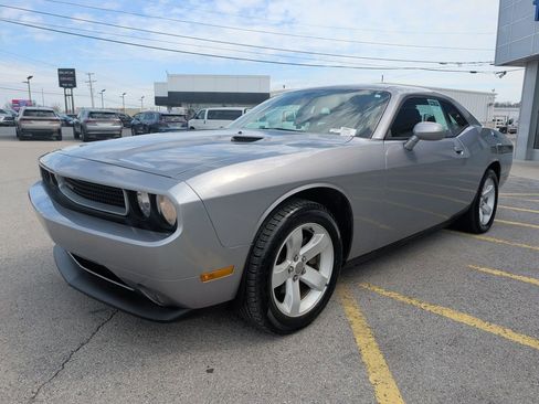 Used 2014 Dodge Challenger SXT RWD image 3