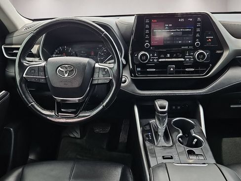 Used 2021 Toyota Highlander XLE FWD image 18
