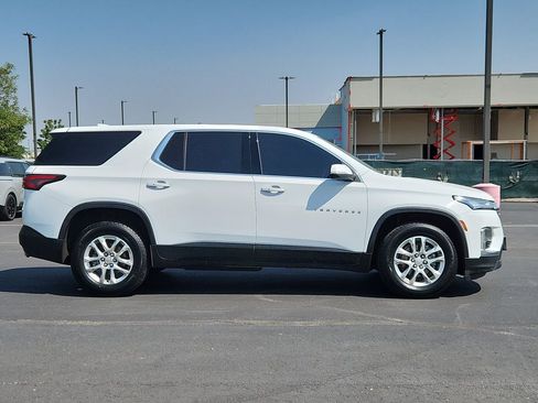 Used 2022 Chevrolet Traverse LS FWD image 2