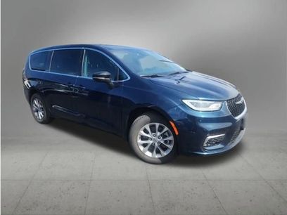 Used 2025 Chrysler Pacifica Select w/ Uconnect Theater Family Group