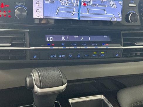 Used 2022 Toyota Sienna XLE w/ XLE Plus Package FWD image 16