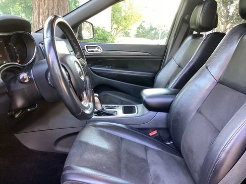 Used 2019 Jeep Grand Cherokee Altitude AWD/4WD image 4