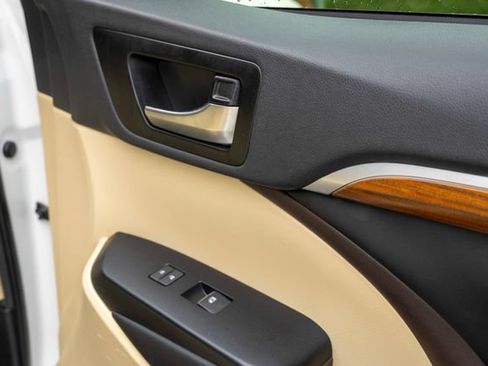Used 2019 Toyota Highlander Limited FWD image 18