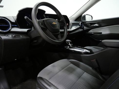 Used 2025 Chevrolet Trax LT FWD image 11
